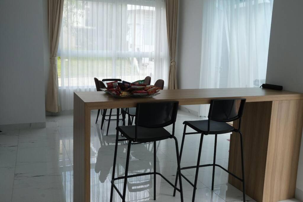 Villa 55 With Pool, Karaoke And Rooftop Bogor Ngoại thất bức ảnh